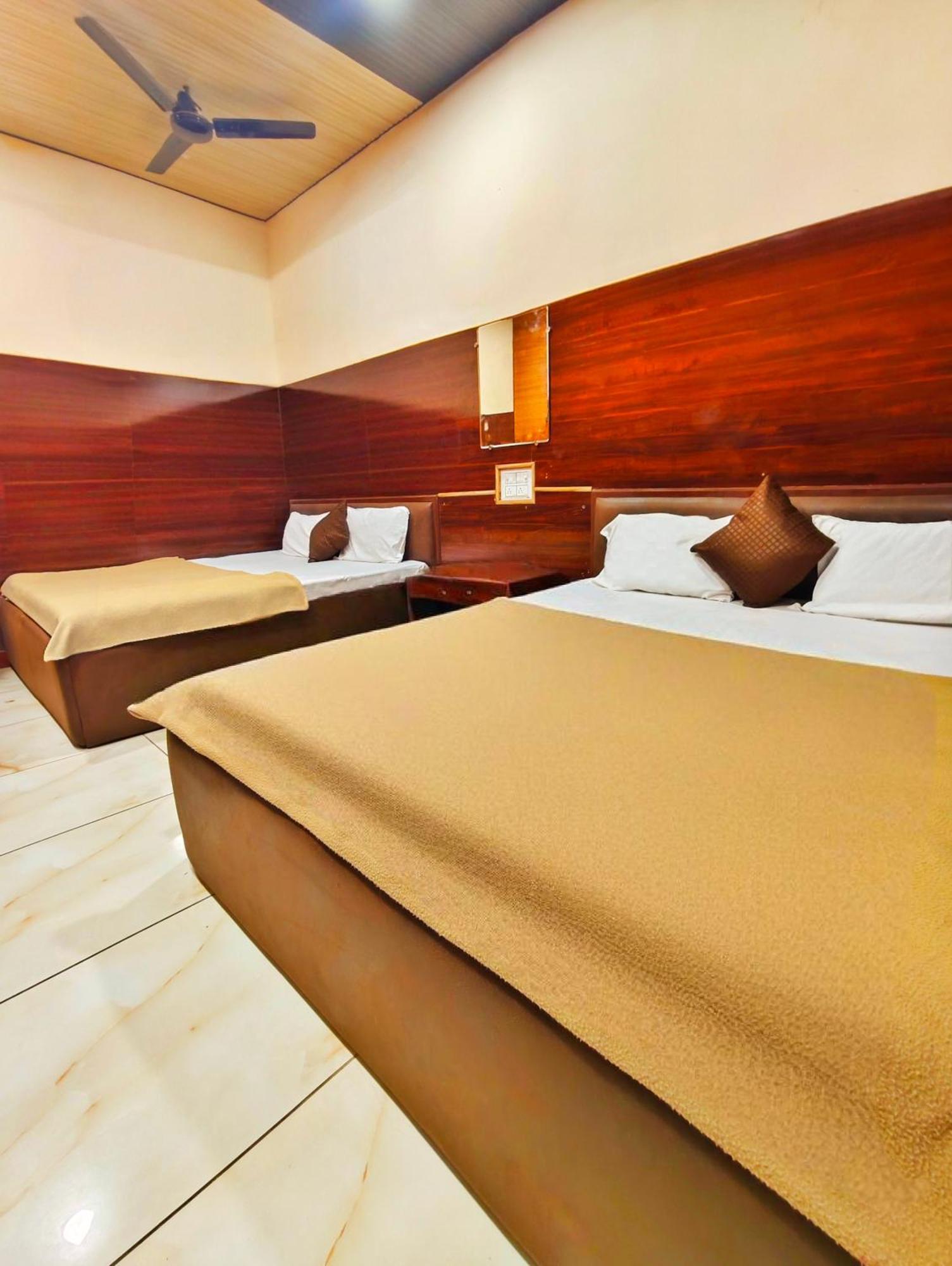 Hotel Om Palace Udždžain Exteriér fotografie
